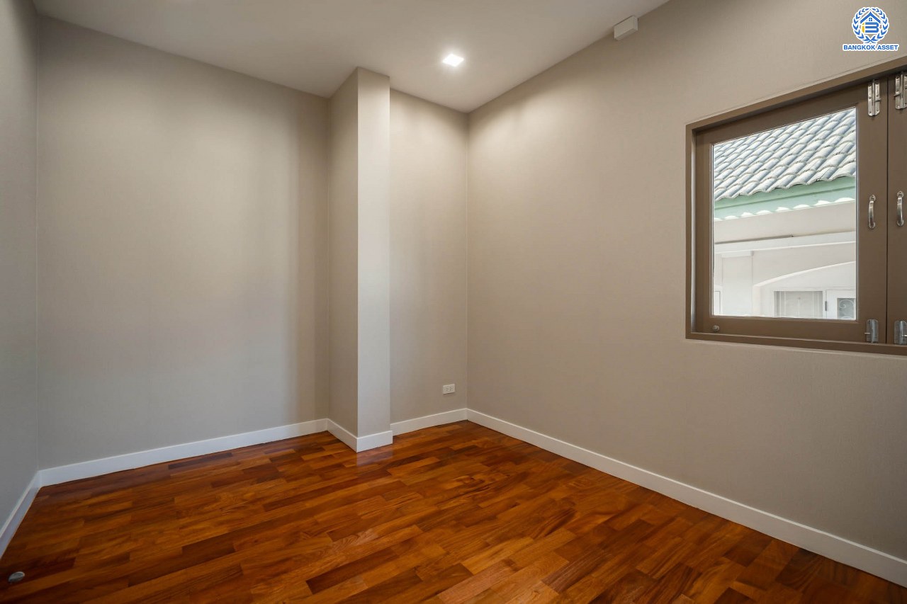 บ้านมือสองตกแต่งใหม่ ดีไซน์สวย โครงการ ซันไรซ์กรีน นวมินทร์ เนื้อที่ 75 ตร.ว. พื้นที่ใช้สอยมากถึง 338 ตร.ม. พร้อมฟังก์ชัน 4 ห้องนอน 4 ห้องน้ำ 1 ห้องแม่บ้าน จอดรถได้ 2 คัน รองรับทุกกิจกรรม บนทำเลเชื่อมต่อหลายเส้นทาง ใกล้รถไฟฟ้าสายสีชมพู "สถานีรามอินทรา" และจุดขึ้นทางด่วน "เอกมัย-รามอินทรา"